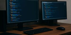 Mesa de trabalho com dois monitores