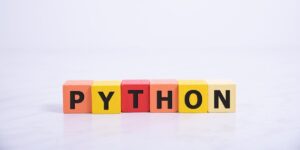 cubos alinhados, um com cada letra, formando a palavra 'Python'