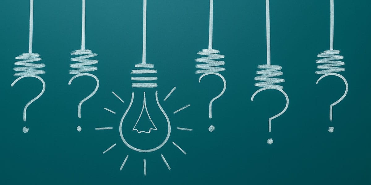 Imagem de um quadro negro com várias interrogações no lugar de lâmpadas, e uma lâmpada conectada no meio