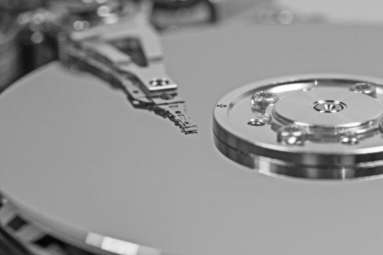Disco duro que representa archivos mapeados en memoria con mmap en Python