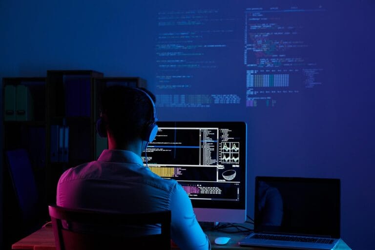 Desarrollador trabajando en automatización de build y compilación de directorios con compileall en Python