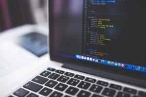Editor de código representando correção de tabs e espaços com tabnanny no Python