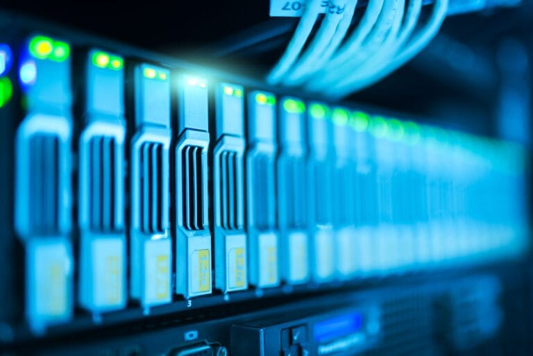 Rack de servidores representando conexões HTTP de baixo nível com http.client no Python