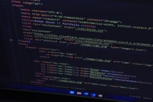 Código HTML en una pantalla que representa análisis con html.parser en Python