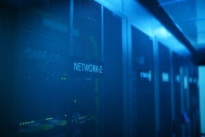 Sala de servidores iluminada que representa conexiones TLS seguras con ssl en Python