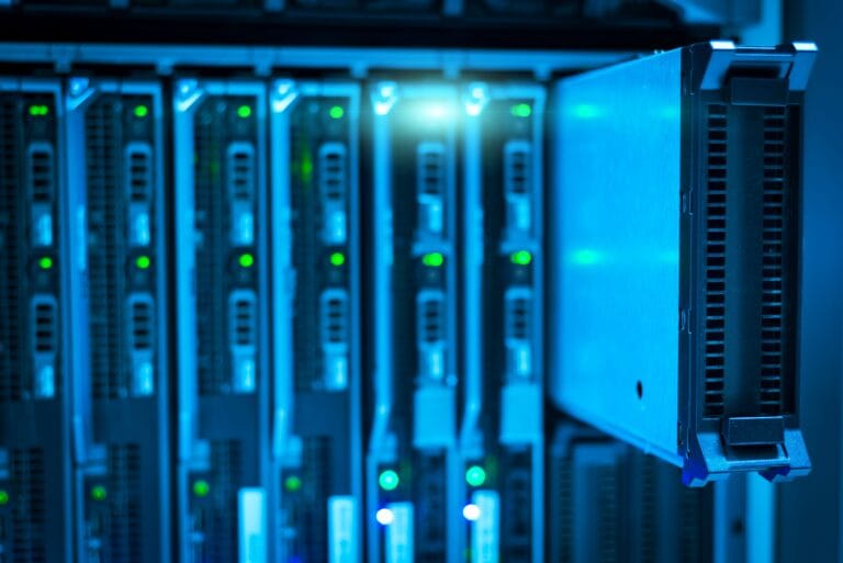 Rack de servidores representando um endpoint criado com xmlrpc.server no Python