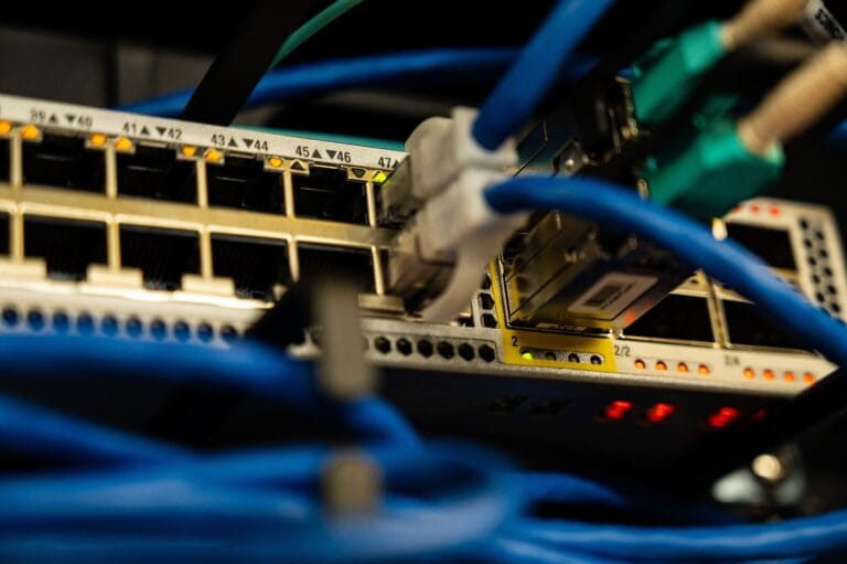 Cabos Ethernet conectados representando servidores de rede com socketserver no Python