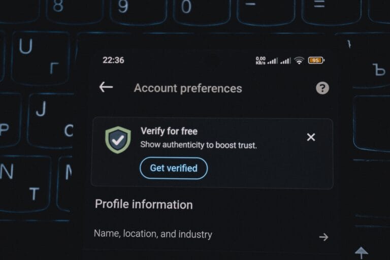 Pantalla de verificación de cuenta que representa autenticación de mensajes con HMAC en Python