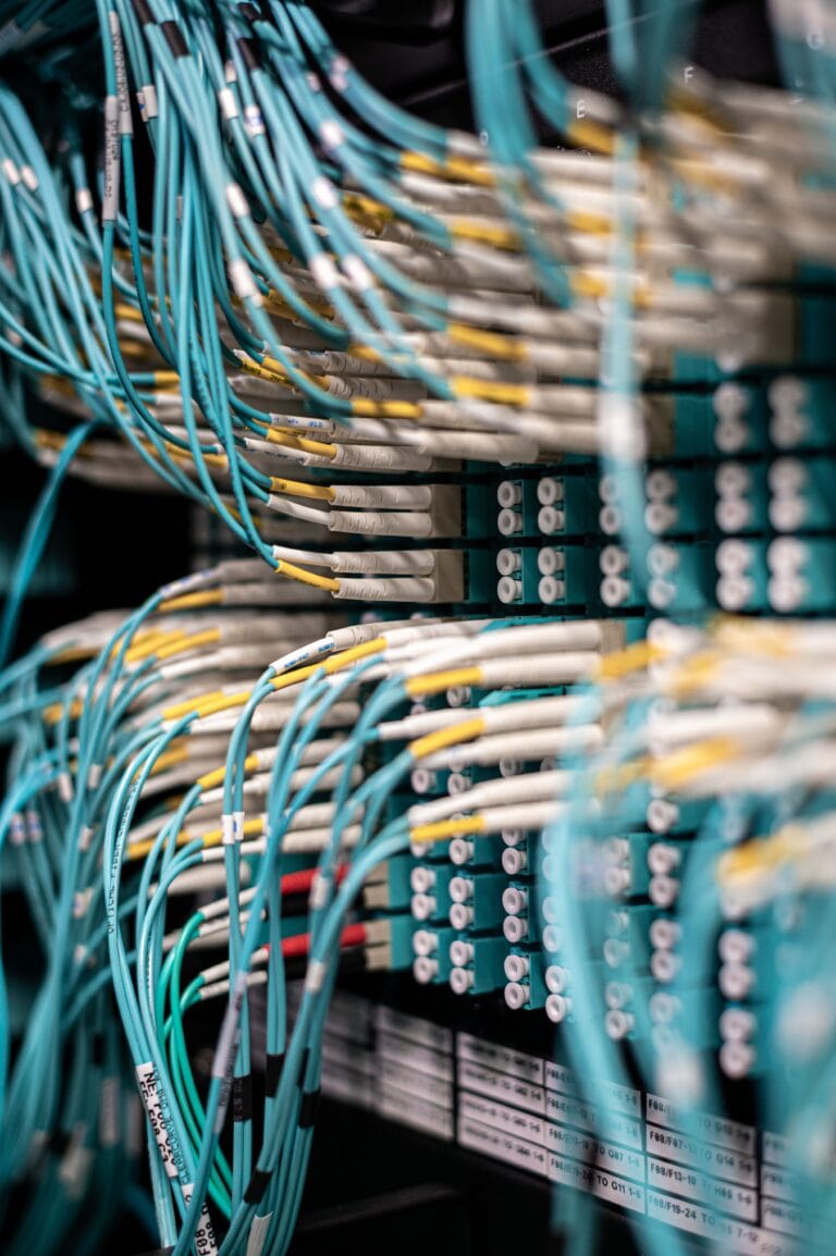 Cabos conectados a servidor representando chamadas remotas com xmlrpc.client no Python