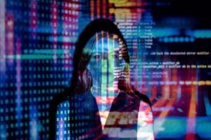 Pessoa programando e analisando dados em Python