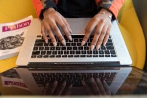Pessoa programando em Python com banco SQLite e dbm.sqlite3
