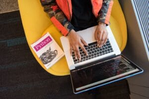 Desarrolladora trabajando con tipado estático y typing.ReadOnly en Python