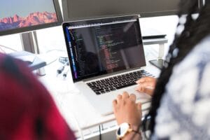 Programadora trabajando en automatización de unidades de Windows con Python