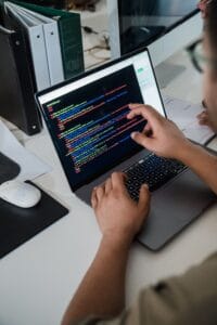 Programador analisando código para identificar tipos MIME de arquivos no Python