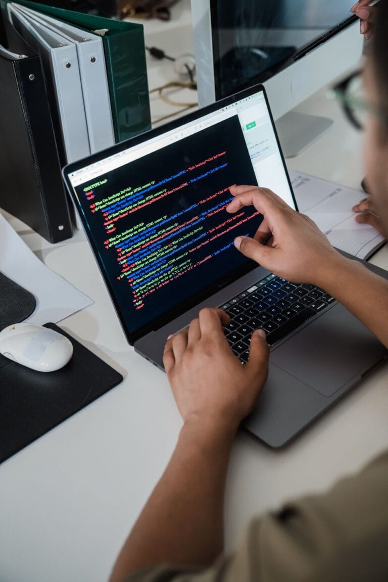 Programador analisando código para identificar tipos MIME de arquivos no Python