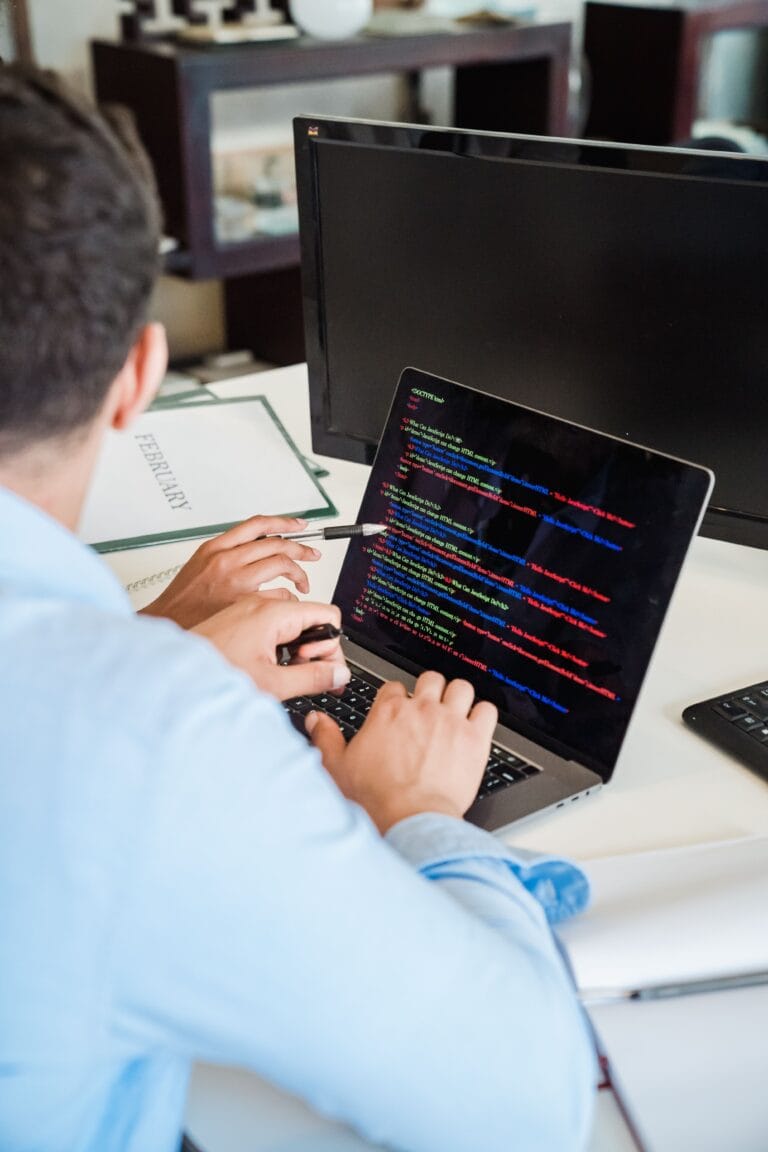 Desenvolvedor configurando logs estruturados com LoggerAdapter merge_extra no Python