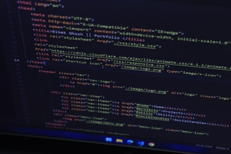 Código en una pantalla que representa t-strings en Python