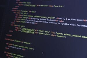 Código Python representando uma fila de prioridade com heapq max-heap
