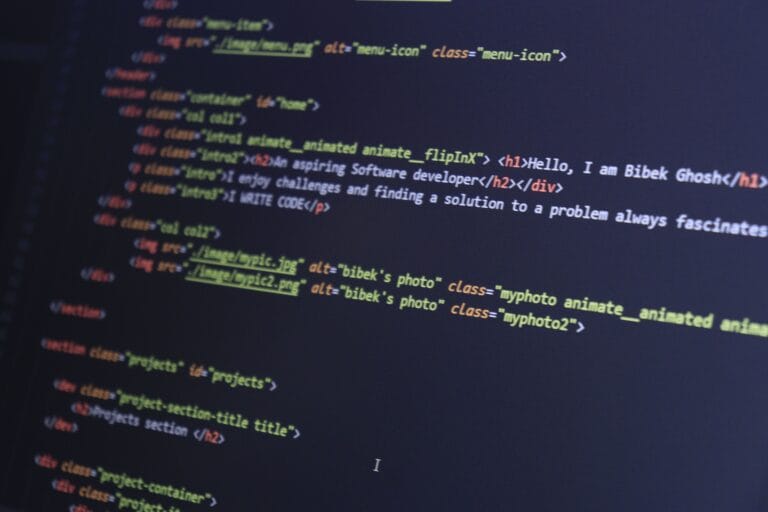Código Python representando uma fila de prioridade com heapq max-heap