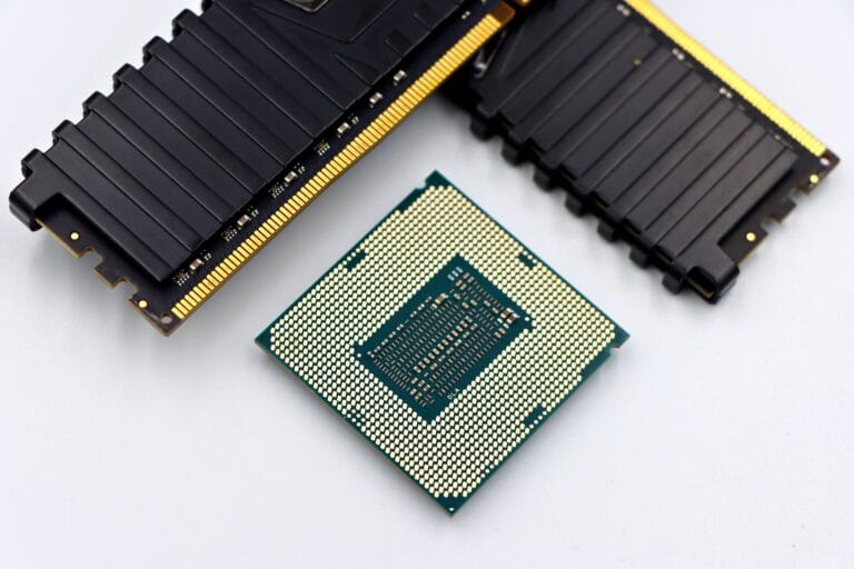 CPU e módulos de memória representando shared_memory track no Python