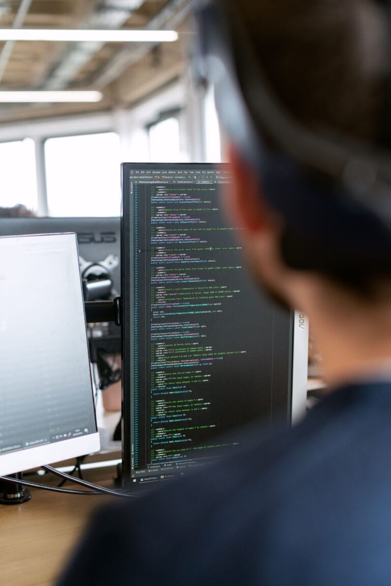 Ingeniero de software monitorizando la ejecución de código Python con sys.monitoring