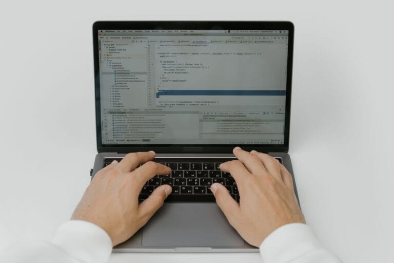 Programador trabajando con encabezados de correo en Python