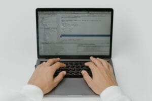 Programador trabalhando com cabeçalhos de e-mail no Python