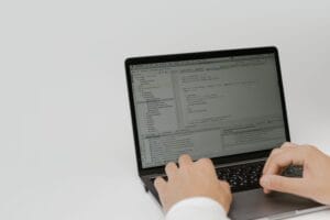 Desenvolvedor trabalhando com tarefas assíncronas e TaskGroup eager_start no Python
