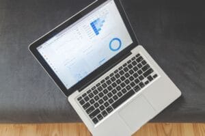 Análisis de datos y cálculos con math.sumprod en Python