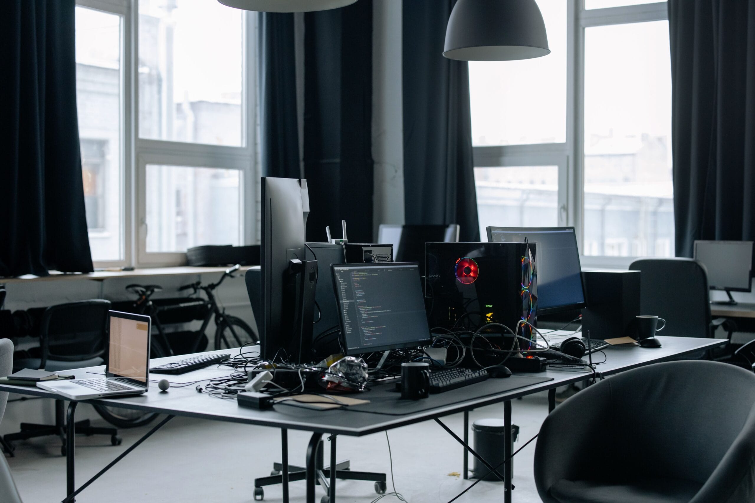 Development environment with multiple screens representing Python threads and the GIL