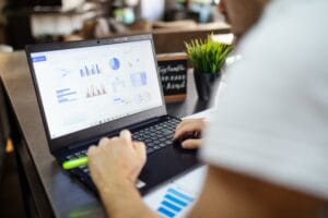 Análisis de datos CSV con csv.QUOTE_STRINGS en Python